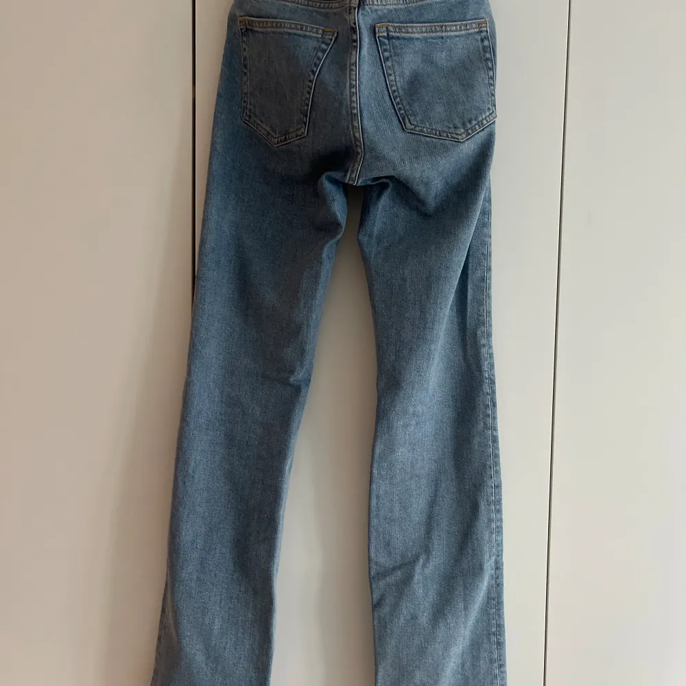 Snyggaste raka low waist jeansen från weekday, modell TWIG! . Jeans & Byxor.