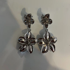 Blomörhängen  - Fina blomörhängen i silver