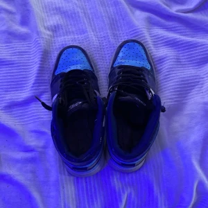 Jordan 1 mid retro unc  - Storlek 40 skick 8/10 men kan tvätta upp den till 9/10 pris kan diskuteras