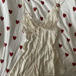 En otroligt snygg miniklänning i créme färgat satin. Den är från ”Zara” i storlek xs. Endast testat och i perfekt skick! 