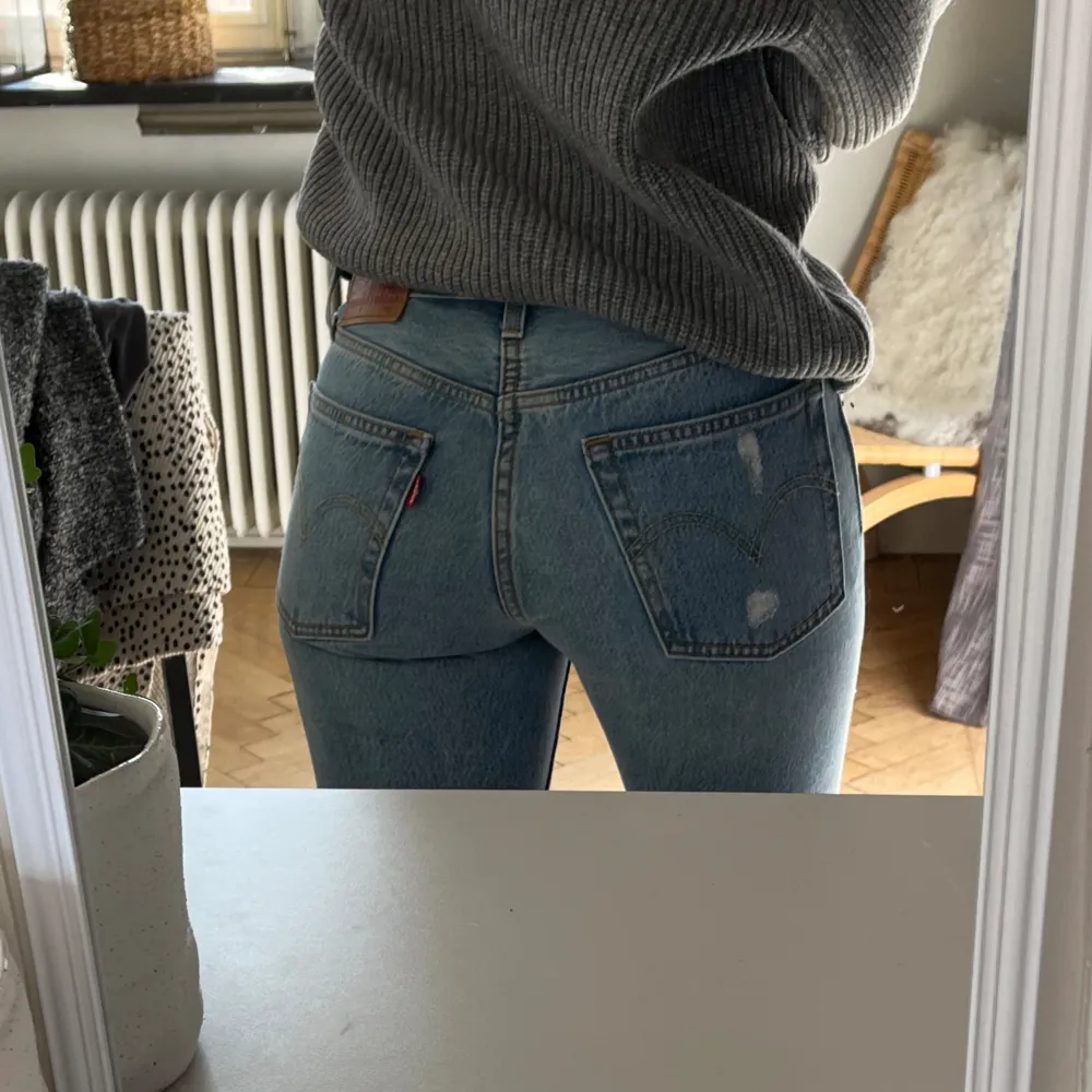 Fina Levis-jeans i modell 501. Perfekt ljusblå färg, nyskick. Storlek W25, vilket motsvarar typ S 🌷ankellånga och innerbenslängden är 67 cm. Går även att klippa ner till snygga shorts! . Jeans & Byxor.