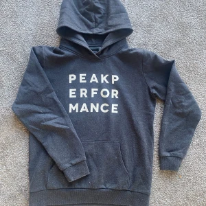 Peak Performance hoodie - Grå Peak Performance hoodie strl 160 Grå/gråmelerad med större tryck