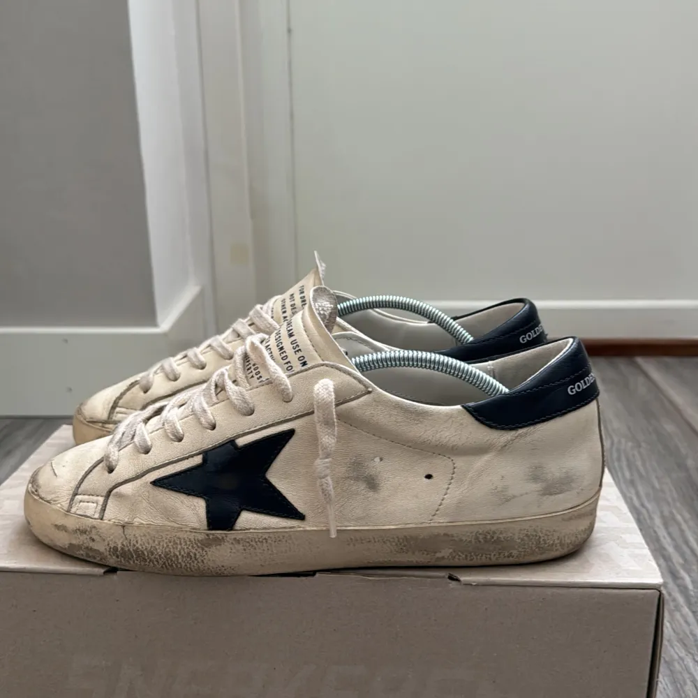 Golden goose skor i bra skick. Skorna är i storlek 40 men passar 40/41. Bedöm skicket själv genom bilderna. Nypris runt 5000kr. Box och dustbag följer med. Kontakta mig vid ytligare frågor.  Säljer även Philippe model i min profil. Mvh . Skor.