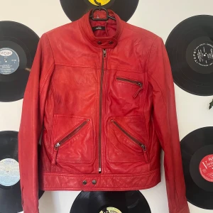 Röd skinnjacka - Vintage skinnjacka köpt på 90-talet!! Super fin färg och lite oversized modell❤️står ingen storlek men uppskattar till S-M❤️