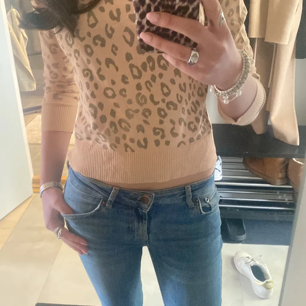 Jätte snygga lågmidjade jeans från Zara💞I storlek 34 och passar nog dig som är mellan 166-172. Bra skick bara lite slitna längst ner🙏Köpte för 399kr. Skriv för mer frågor och bilder! . Jeans & Byxor.