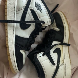 Jordan 1 dimond mid - Hyfsat skick lite skrapad här o där, original pris 2990kr