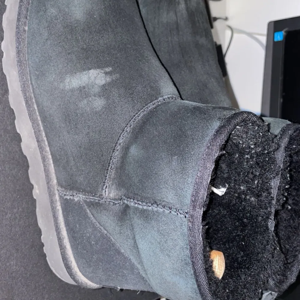 Tjena! Är ute lite sent nu men kollar intresset för mina uggs. Inköpa november 2022 på NK i Stockholm.   Priset är inte hugget i sten. Kan gå ner i pris vid snabb affär.  Köp genom appen😀 Hör av er vid frågeställningar . Skor.