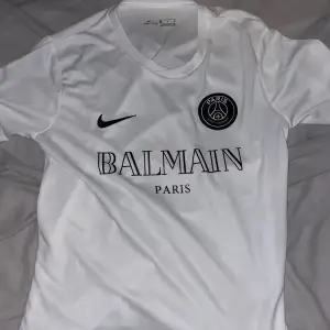 Balmain Psg t-shirt storlek S. Ny skick aldrig använt.