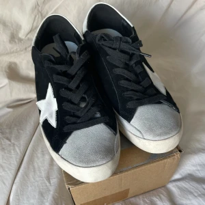 Golden goose  - As feta golden goose i top skick, Slitaget på skorna är fabriksgjorda. Storlek 44. Nypris ca 5000kr. Box ingår. Skriv vid minsta fundering!