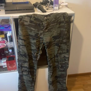 Militär cargo jeans  - De hära jeansen har aldrig använts. Helt nya bra skick ny tvättade och är väldigt långa 