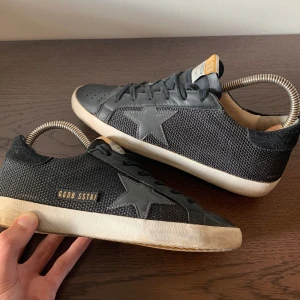 Golden Goose skor - Äkta golden goose superstars i nästan sprillans skick! Storlek 37 inget og ingår. Inget tecken på användning. 