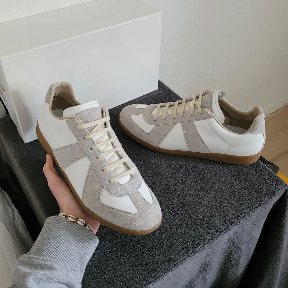 Extremt feta Maison Margiela GATs! Cond 9,9/10, endast använda 3 gånger! Box ingår, strl 45 true to size!. Skor.