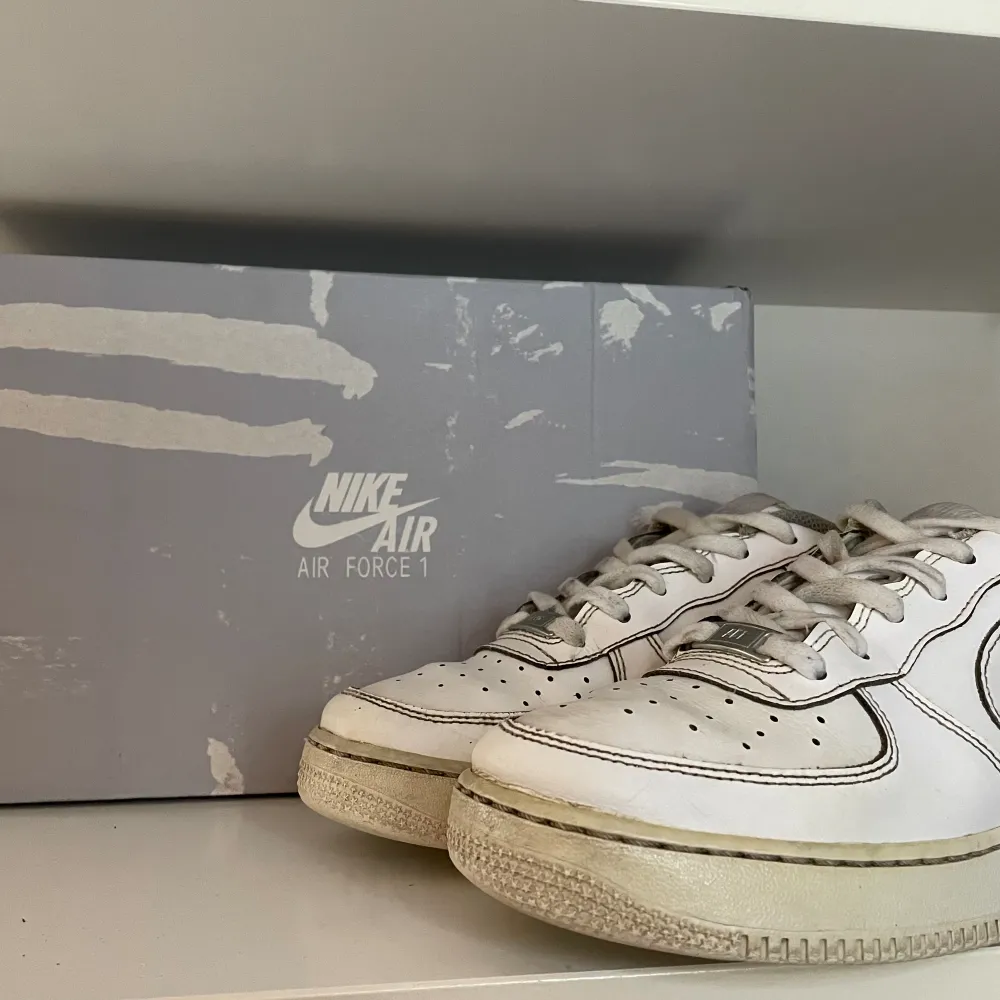 Air force 1s Köpa på Goat. Storlek 39 men passar 40. Ny pris 1400 och mitt pris 350. Pris kan diskuteras. . Skor.