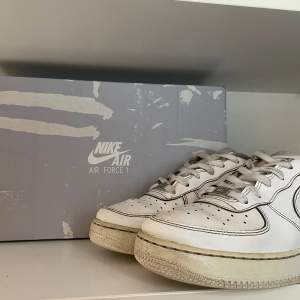 Air force 1s Köpa på Goat. Storlek 39 men passar 40. Ny pris 1400 och mitt pris 350. Pris kan diskuteras. 