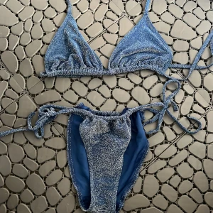 Bikini - Så fin bikini ifrån monki! Den är i storlek S och är i en glittrig blå färg. Helt oanvänd.
