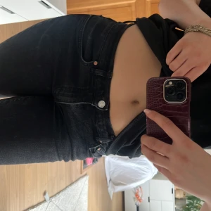 Lågmidjade jeans  -  Svarta lågade jeans från Gina Tricot🖤 nästan aldrig använda och säljer för att de är lite för små och kommer inte till användning🥰pris går att diskuteras!