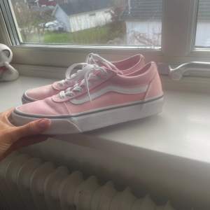 Säljer mina fina rosa old school vans då dom inte kommer till användning. Ändats använda 1 gång💗 Är i ny skick och storlek 37 dam. Köpta för 500 , köparen betalar frakt