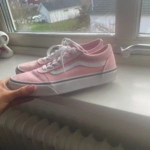 Vans old school - Säljer mina fina rosa old school vans då dom inte kommer till användning. Ändats använda 1 gång💗 Är i ny skick och storlek 37 dam. Köpta för 500 , köparen betalar frakt