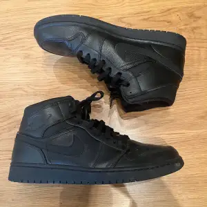 Jordan 1 Mid svarta Strlk 9/42.5. Kommer med låda. Lite använda.