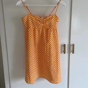 Orange klänning med små vita blommor från H&M! Superfin till sommaren, speciellt när man är brun🤩☀️