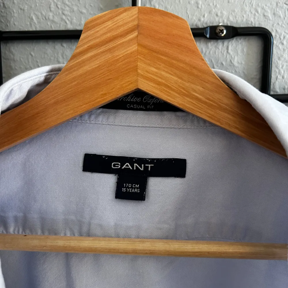 Säljer denna fräscha Gant skjorta som kommer va extremt snygg till sommaren. Står 170, sitter som XS. Skriv vid fundering! . Skjortor.