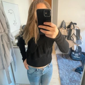 Svart stickad volangtröja  - Ganska bra skick