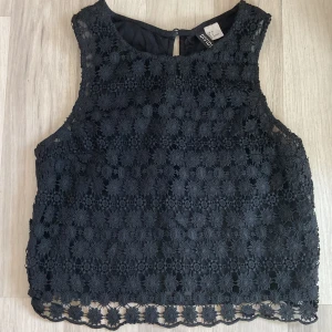 Topp - Jättefin trendig svart spets blommig topp från h&m som nu är slutsåld! Superbra skick!