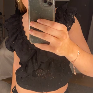 Svart stickad topp zara  - Säljer en jättefin stickad topp från zara. Den kommer inte till användning och är knappt använd. Hör av er om ni har några funderingar 🩷🩷🩷