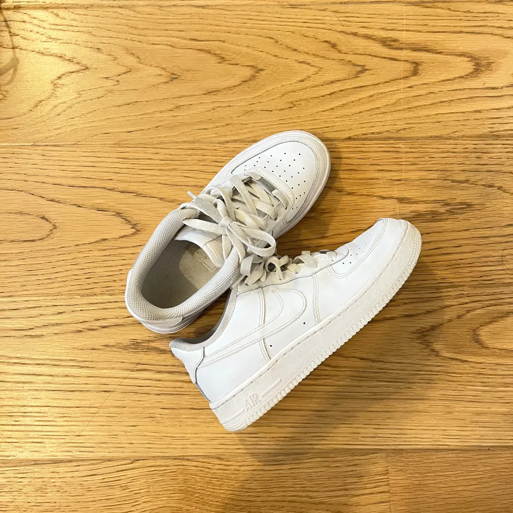 Vita air force 1 i storlek 37,5! Endast använda ett fåtal gånger! 🤍. Skor.