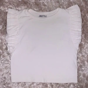 Vit topp - Somrig topp ifrån Zara i storlek M men passar också för en S, knappt använd och i fint skick. 💖