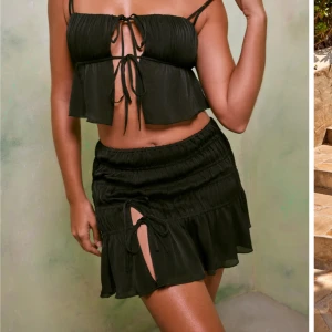 Svart kjol - Svart kjol från Oh Polly! Helt oanvänd med lappar/band kvar! Storlek UK 8 (strl 36)