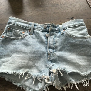 levis shorts - Säljer dessa shortsen som jag köpte men inte passade. Väldigt bra skick.