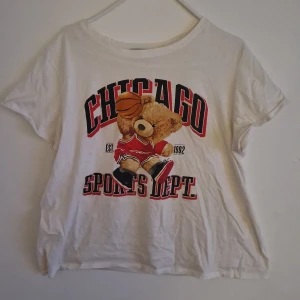 T-shirt med tryck - Stl XL. Använd fåtal gånger. Köpt på Newyorker 