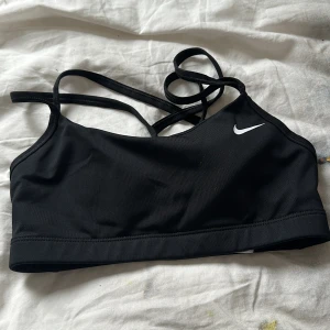 Nike sport-bh  - Så fin sport-bh från Nike! Så skön men måste tyvärr sälja då den har blivit för liten ❤️ den är storlek S men är mer som en XS ( har 2 st de kostar 100kr st )