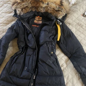 Parajumper jacka long bear - Säljer min parajumper longbear jacka i stolek xxs som även passar xs.  Säljer den då den blivit för liten för mig och den inte kommer till andvändning.  Inga skador på jackan och den är i finnt skick.  Kan gå ner i pris vid snabb och smidig affär. 