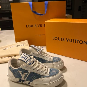 Louis Vuitton sneakers  - Hej!🖤 Säljer mina Louis Vuitton Sneakers. De finns inte längre på hemsidan och inte i butik. Använda 1 sommar, utmärkt skick. Skriv privat för egna bilder! Köpta i LV butik i Stockholm. Kvitto, dustbag, box finns🤍 nypris 10k, pris kan diskuteras!