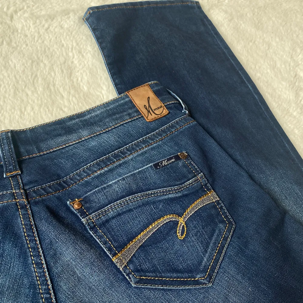 Säljer dessa supersnygga jeans i fint skick, inga defekter! Lågmidjade och bootcut med detaljer på fickorna! Innerbenslängd: 81 cm Midjemått rakt över: 40 cm (med stretch) Kontakta mig för fler bilder eller vid intresse❣️ PRIS KAN DISKUTERAS!! . Jeans & Byxor.