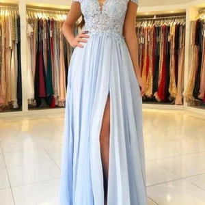 Balklänning - Jätte fin balklänning som enbart är testad. Säljer nu denna vidare då det inte blev någon bal.