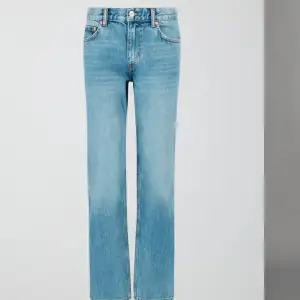 Säljer ett par lågmidjade jeans från Gina i  storlek 38. Har inte använt de så mycket men det finns små slitningar på vissa ställen (bild 2)! Köpta för 499kr😊