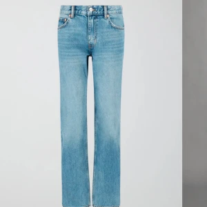 Lågmidjade jeans - Säljer ett par lågmidjade jeans från Gina i  storlek 38. Har inte använt de så mycket men det finns små slitningar på vissa ställen (bild 2)! Köpta för 499kr😊