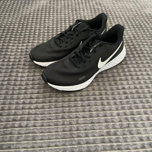 Nike skor - Nike skor, aldrig använda, storlek 44. Nypris 600, säljer för 400