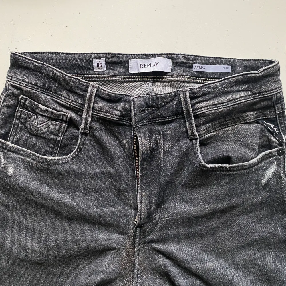 Säljer ett av mina replay anbass jeans i stolek 32/32. Ganska slim i modellen, men riktigt feta. . Jeans & Byxor.