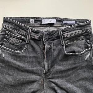 Replay anbass slim fit - Säljer ett av mina replay anbass jeans i stolek 32/32. Ganska slim i modellen, men riktigt feta. 