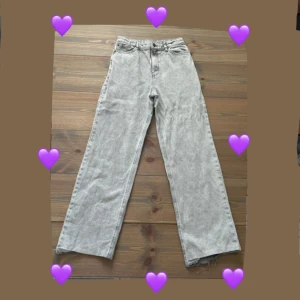 Ljusgrå baggy jeans - Oanvända och nytvättade grå baggy jeans i stl 164  Från Lindex💕 Köp gärna via köp-nu funktionen😊