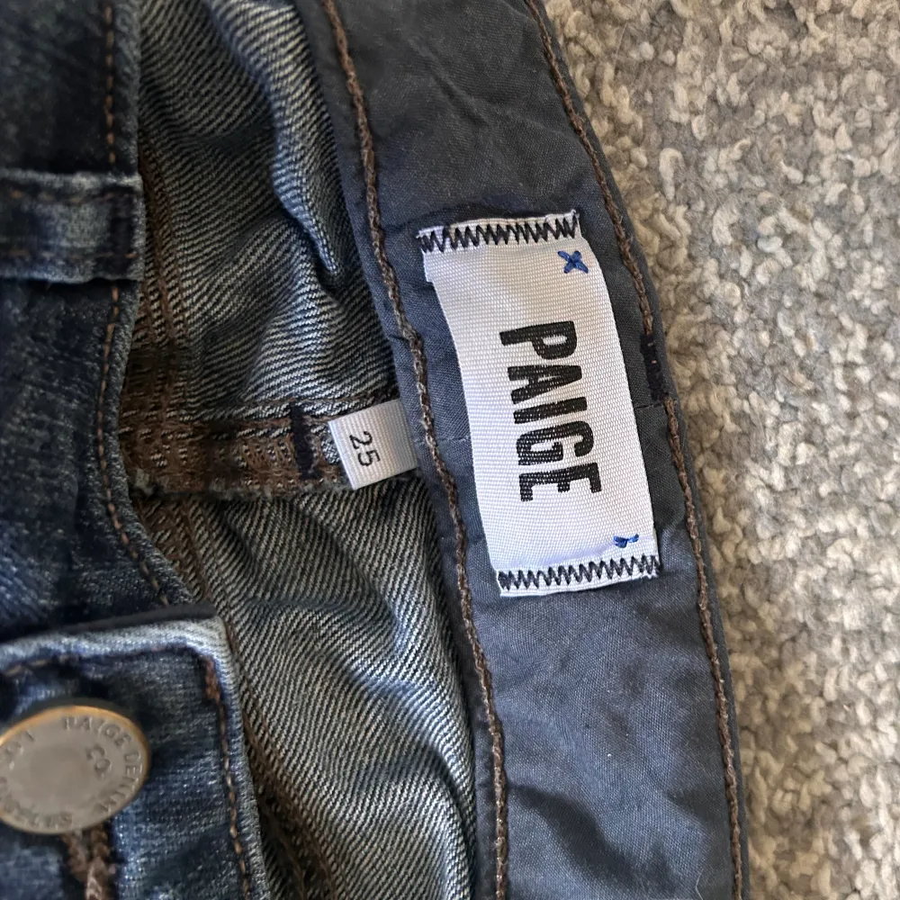 Low waist bootcut jeans ifrån paige men köpta här på Plick . Jeans & Byxor.