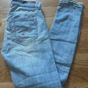 Ett par ljusa Dondup Jeans, modell George, storlek 30. Passar bra för någon som är runt 1,70. 