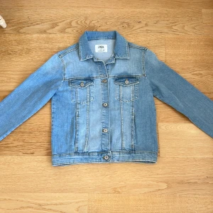 Supersnygg jeansjacka  - Supersnygg jeansjacka från zara! Säljer då den inte längre passar mig. Den är i bra skick men har några fläckar, men inget som syns vid användning!🙌 Köparen står för frakten, pris kan diskuteras. 