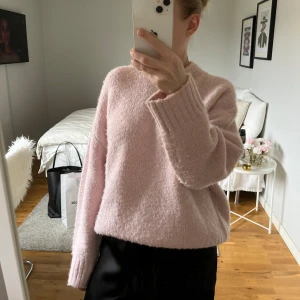 Rosa stickad tröja  - Superfin, perfekt till sommaren. Lite oversized sitter snyggt. Storlek S 💗