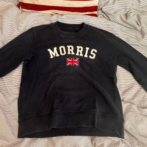 Morris tröja - Storleken är S och har inga defekter. Tröjan skulle nog passa tjej men storleken för S är för en man. Inga defekter på den. Tveka inte för att höra av er. 