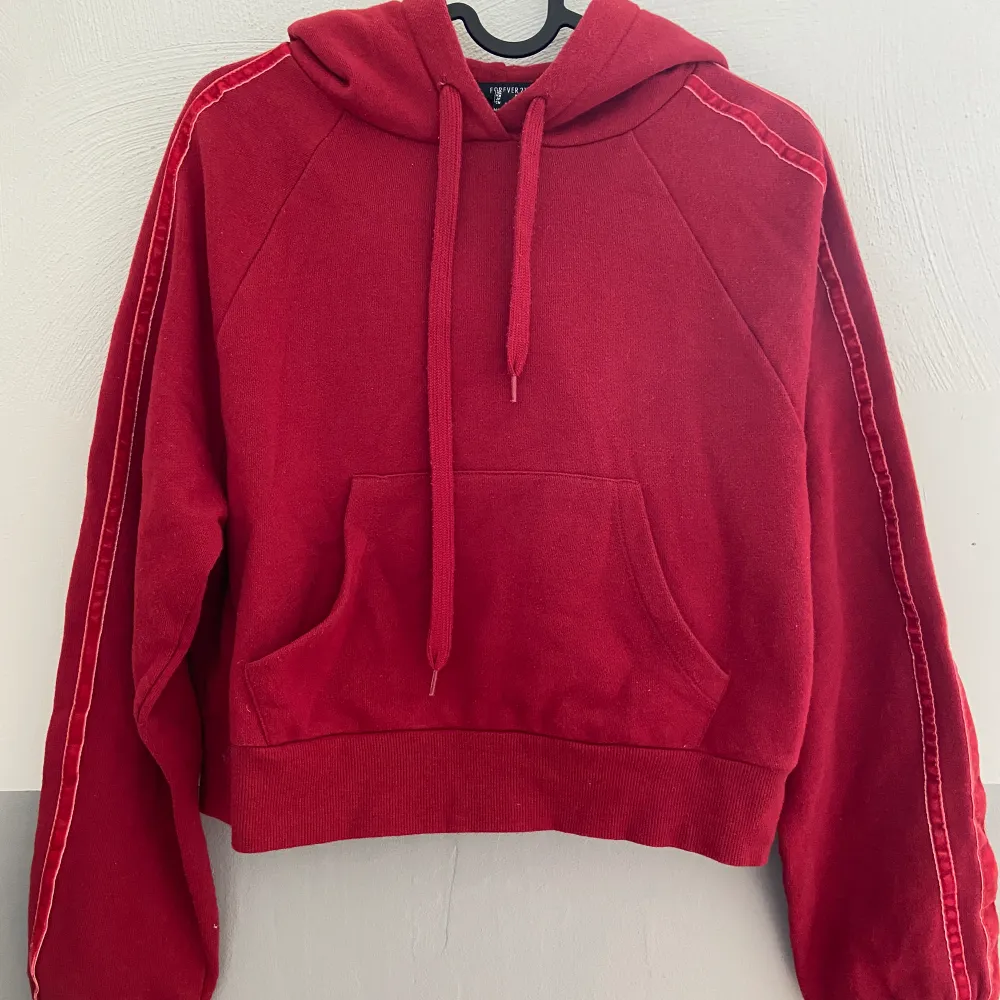 Röd hoodie från Forever 21, storlek S och i jätte bra stick!. Hoodies.